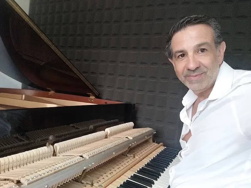 Afinador Pianos Algarve piano Tuner Osvaldo