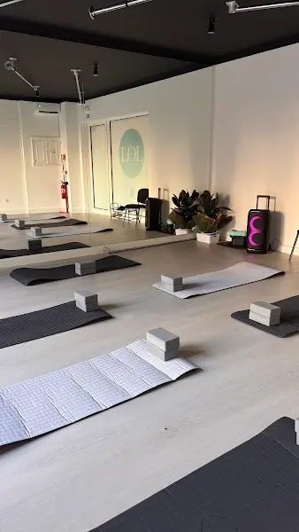 LOL pole & stretch boutique