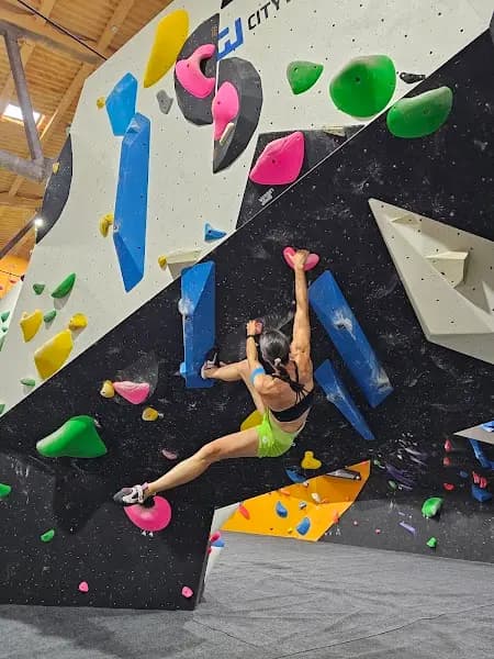 IN WALL climbing center - Rocódromo Setúbal